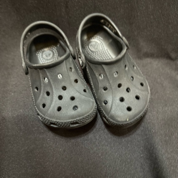Kids Crocks size 6/7 - Picture 2 of 3